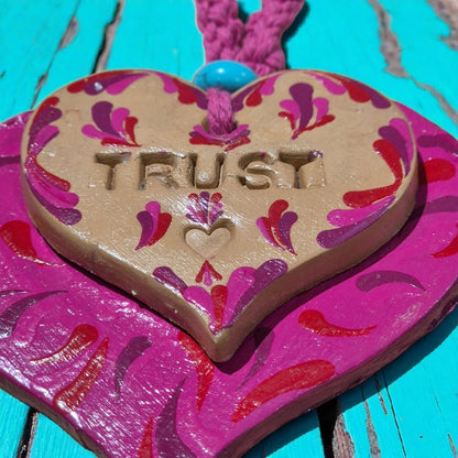 Porte-bonheur - Cœurs "TRUST"